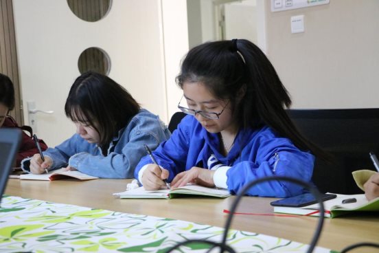 老师们认真记笔记
