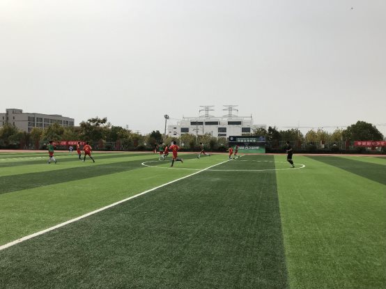 图片包含 草, 天空, 户外, 竞技运动

描述已自动生成