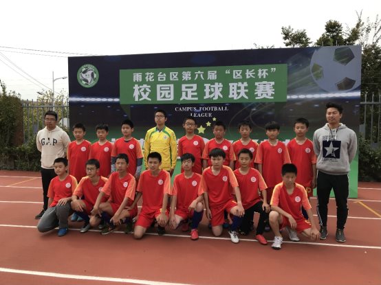 图片包含 天空, 户外, 道路, 人员

描述已自动生成