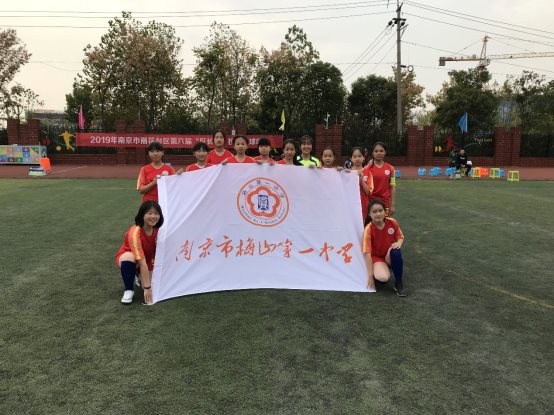 图片包含 草, 天空, 树, 户外

描述已自动生成