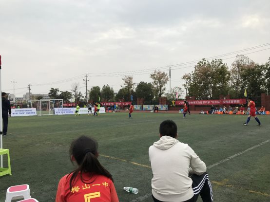 图片包含 草, 天空, 户外, 人员

描述已自动生成