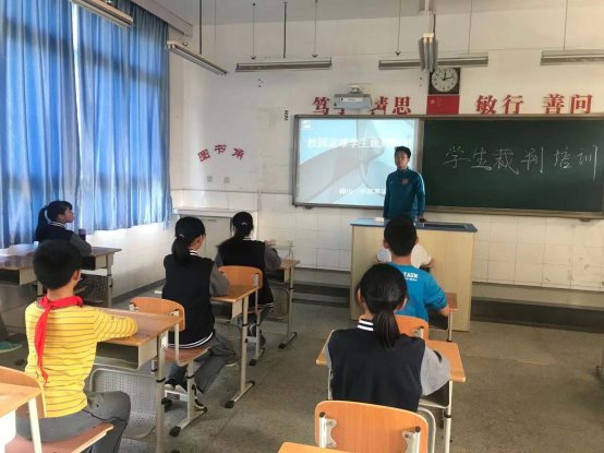 图片包含 室内, 地板, 房间, 生活

描述已自动生成