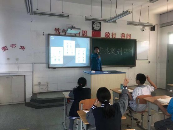 图片包含 室内, 墙壁, 地板, 人员

描述已自动生成