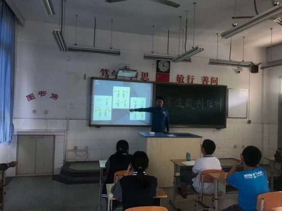 图片包含 室内, 墙壁, 人员, 地板

描述已自动生成