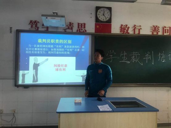 图片包含 墙壁, 男士, 室内

描述已自动生成