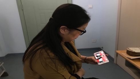 图片包含 人, 室内, 女人, 桌子

描述已自动生成