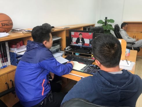 图片包含 人, 室内, 男孩, 小孩

描述已自动生成