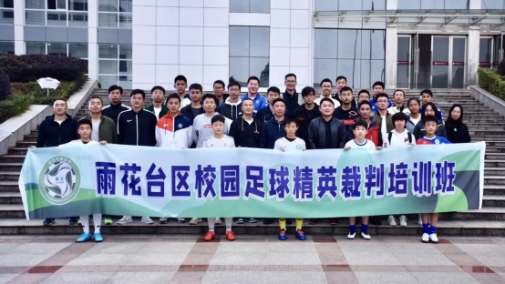 图片包含 建筑, 人, 户外, 路

描述已自动生成