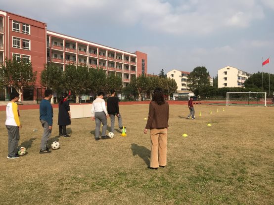 一群小孩站在草地上

描述已自动生成