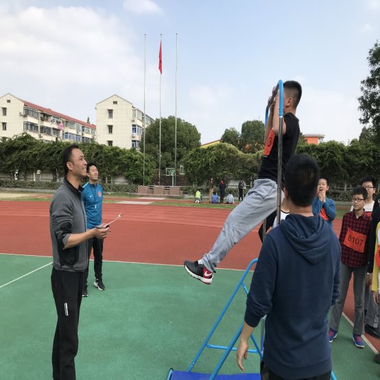 图片包含 户外, 运动, 体育, 男人

描述已自动生成