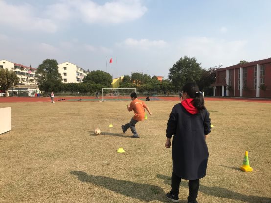 图片包含 户外, 草, 小孩, 年轻

描述已自动生成