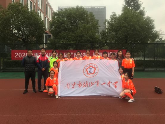图片包含 户外, 小孩, 男人, 建筑

描述已自动生成