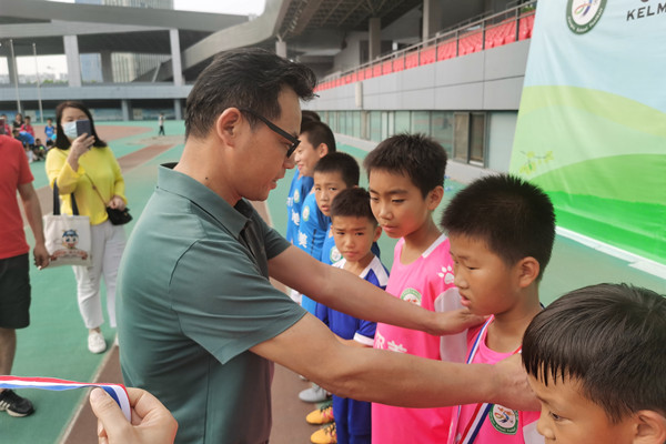小孩们在玩耍

中度可信度描述已自动生成