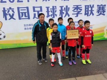 11月,我校男子乙组、男子丙组两只队伍双线出站建邺区区长杯,经过顽强拼搏,两队均获区一等奖,四年级陈思成、二年级王晨铭分获乙组、丙组最佳射手3