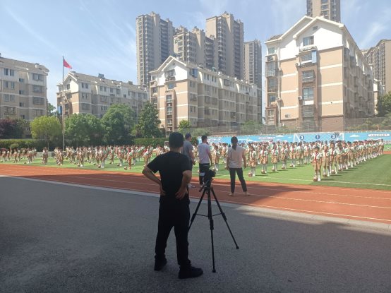 城市街道与高楼大厦的路上走的人

描述已自动生成