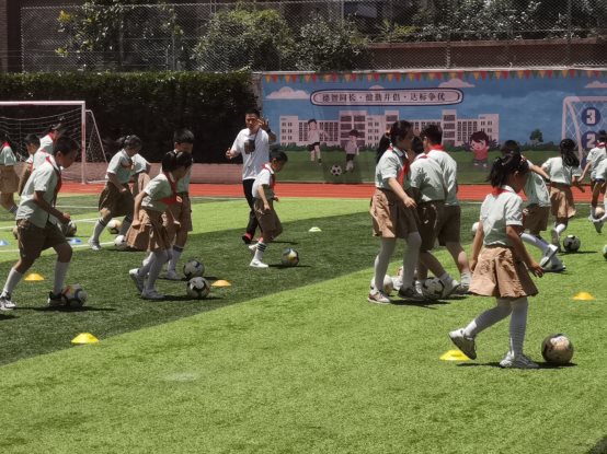 一群小孩在草地上玩球

描述已自动生成