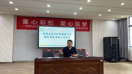 人站在室内

中度可信度描述已自动生成