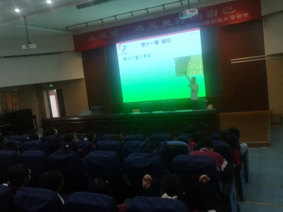 电视萤幕里有许多人

中度可信度描述已自动生成
