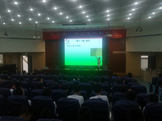 人们在看台上的人在房间里

低可信度描述已自动生成