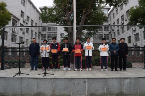 一群人站在建筑前

描述已自动生成