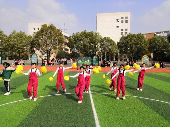 许多小孩在草地上

描述已自动生成