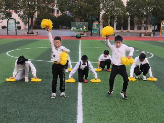 一群小孩在草地上玩球

描述已自动生成