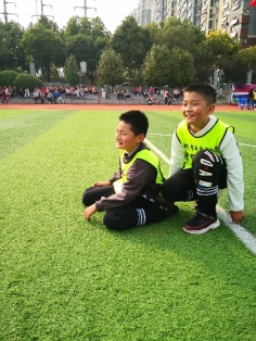 小孩们在草地上玩球

描述已自动生成