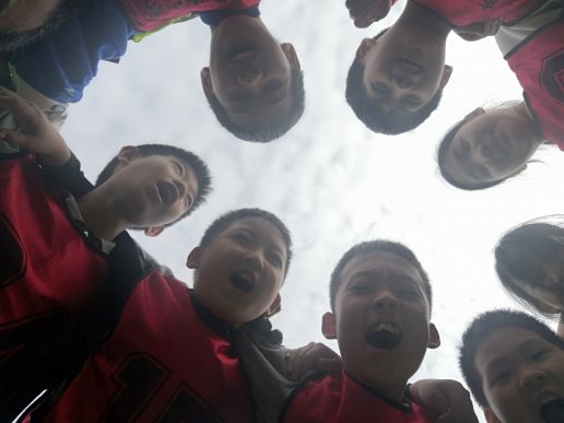 图片包含 人, 小孩, 一群, 年轻

描述已自动生成