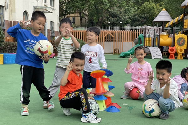 大班足球游戏:快乐的建造师_副本.jpg 大班足球游戏:快乐的建造师_副本.jpg